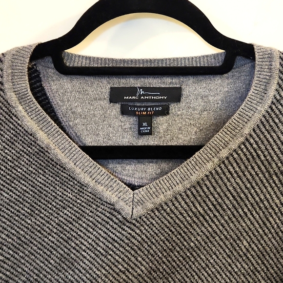 Marc Anthony~ Designer Luxury Blend Slim Fit V Neck Sweater Size XL - Picture 2 of 5